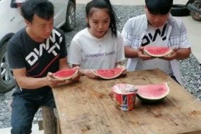 吃瓜比赛搞笑视频